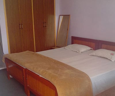 https://imgcld.yatra.com/ytimages/image/upload/t_hotel_yatra_city_desktop/v1453701903/Domestic Hotels/Hotels_Srinagar/Hotel Nigeen Resorts/Bedroom.jpg